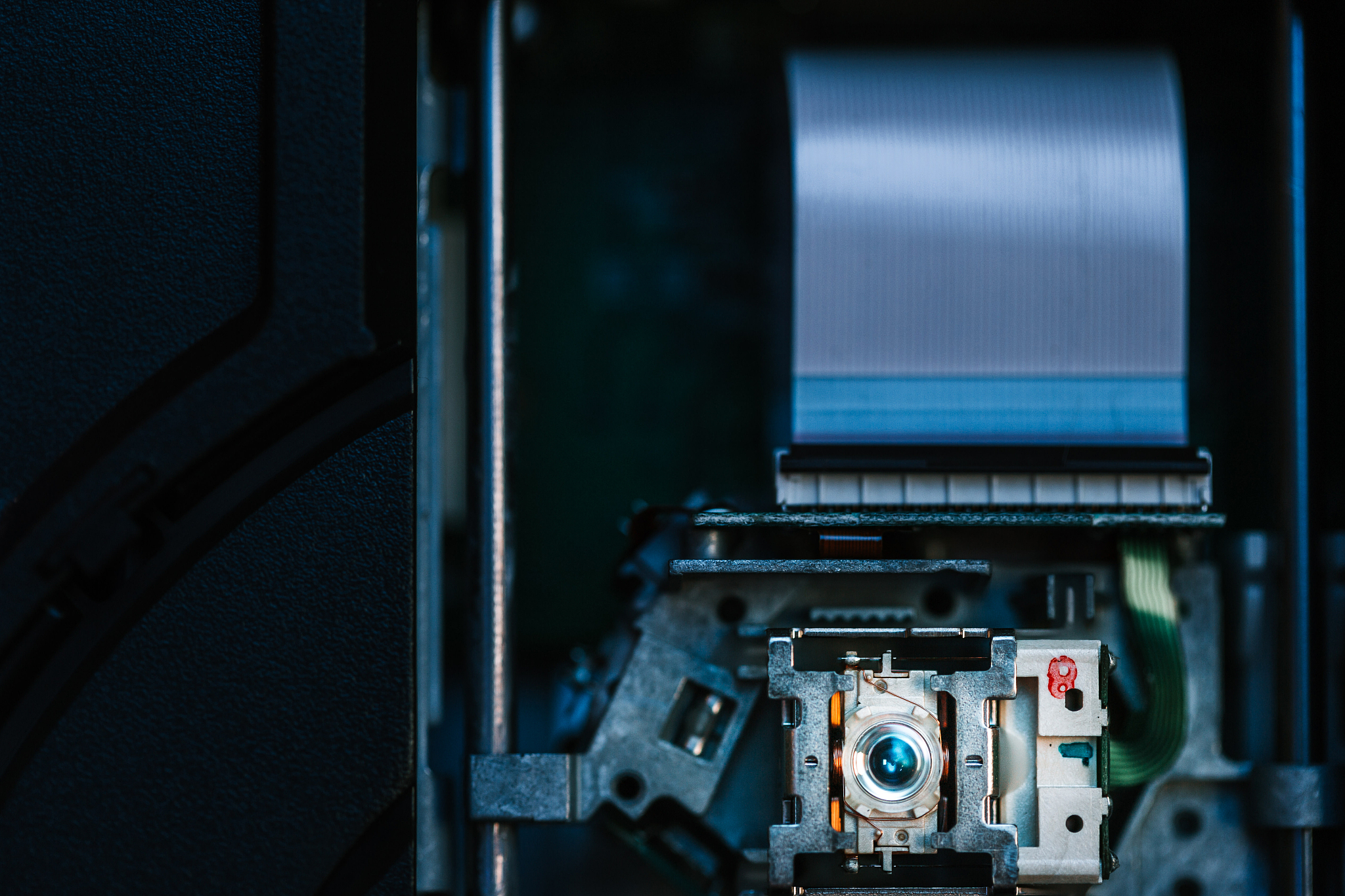 帮我把下面这句话翻译成英语将网格加载到 Titan Krios 低温电子显微镜Thermo Fisher中在 300 kV 下运行具有 50 μm 聚光镜孔径光斑大小为 6放大倍数为 165000×相当于每个物理像素 085 Å 的校准采样 以及配备 BioQuantum 能量过滤器的 K2 直接电子设备 在 20 eV Gatan 下运行。