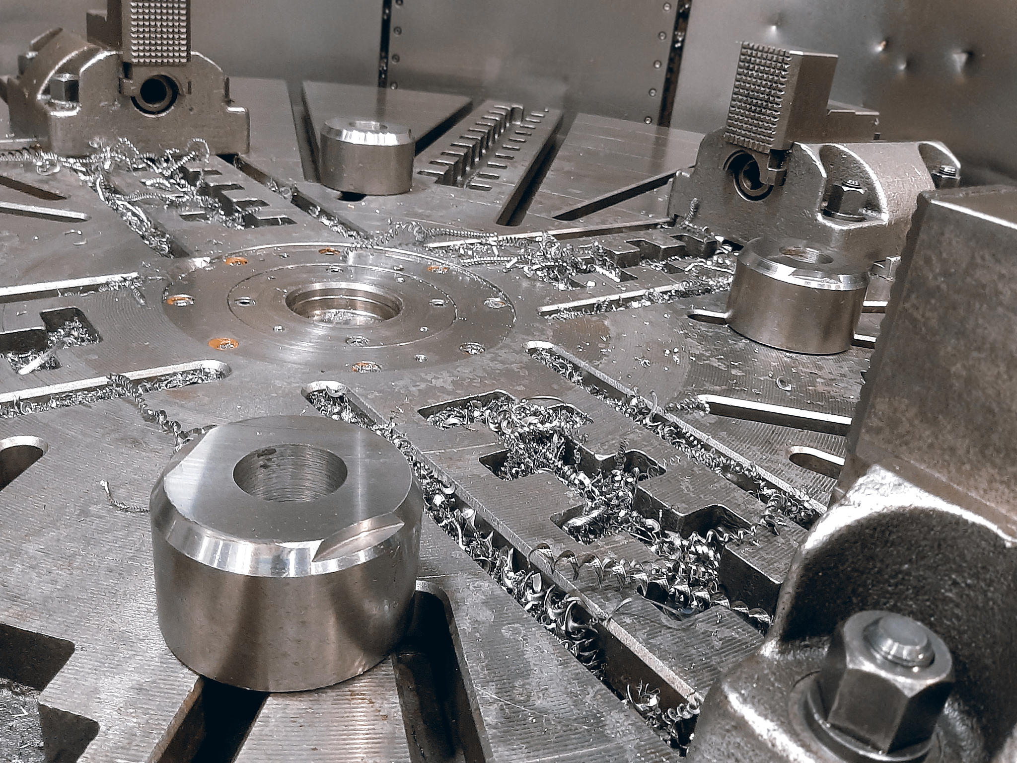 电火花小孔加工采用较低电压加工出的小孔质量