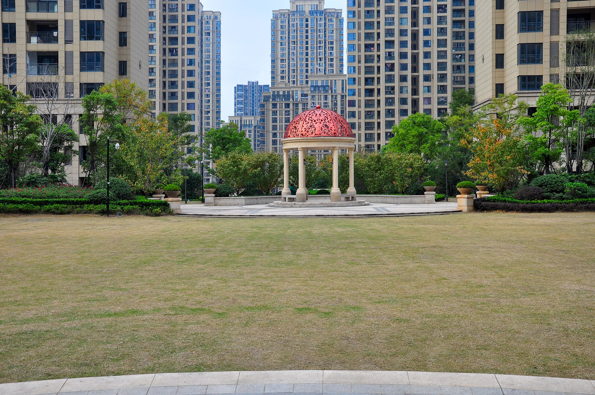 宽敞的住宅草坪区域,中央设有凉亭