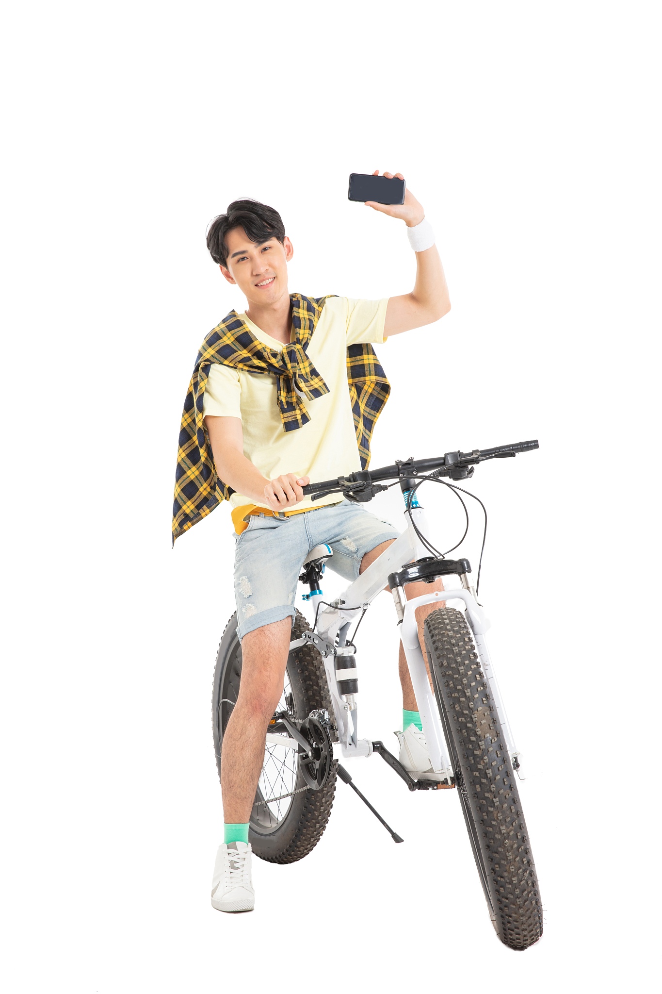 骑山地车的年轻男生