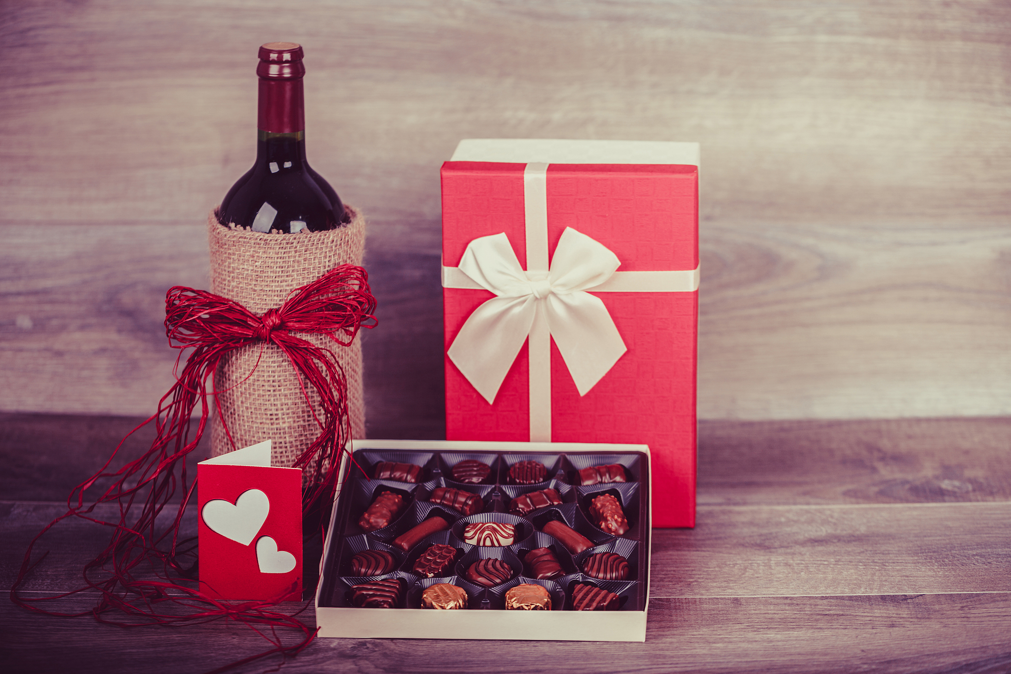 写一段关于西方传统礼物经济形式的内容