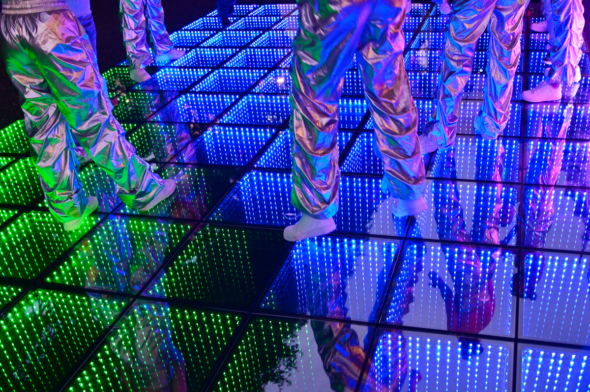 撰写一篇关于光与未来文旅的论文