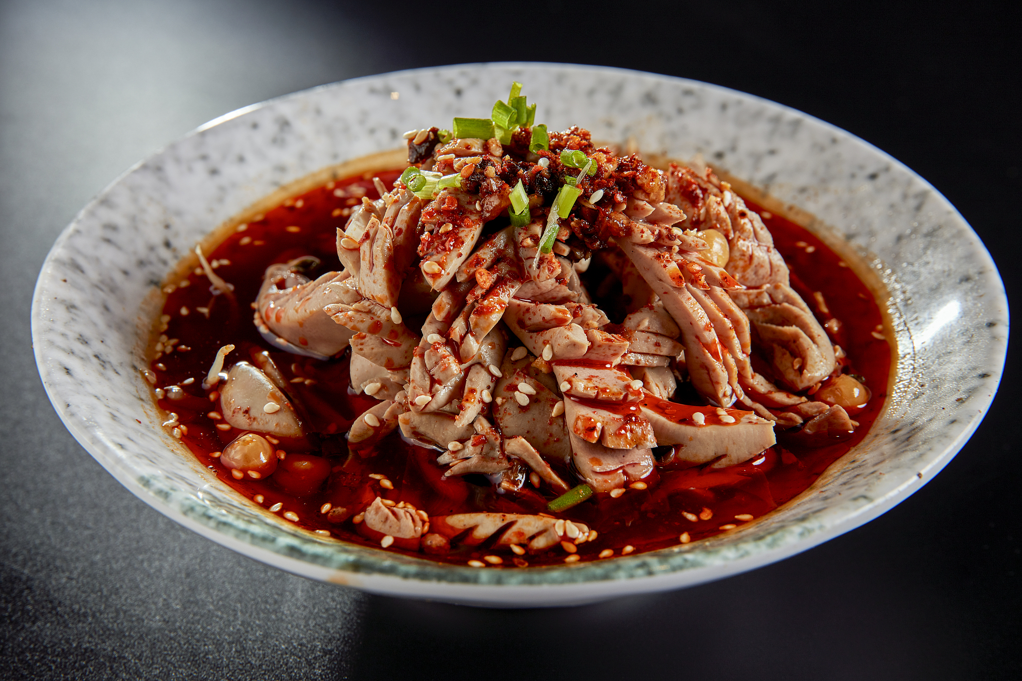 红油猪耳：四川传统美食，色泽鲜艳，口感爽脆