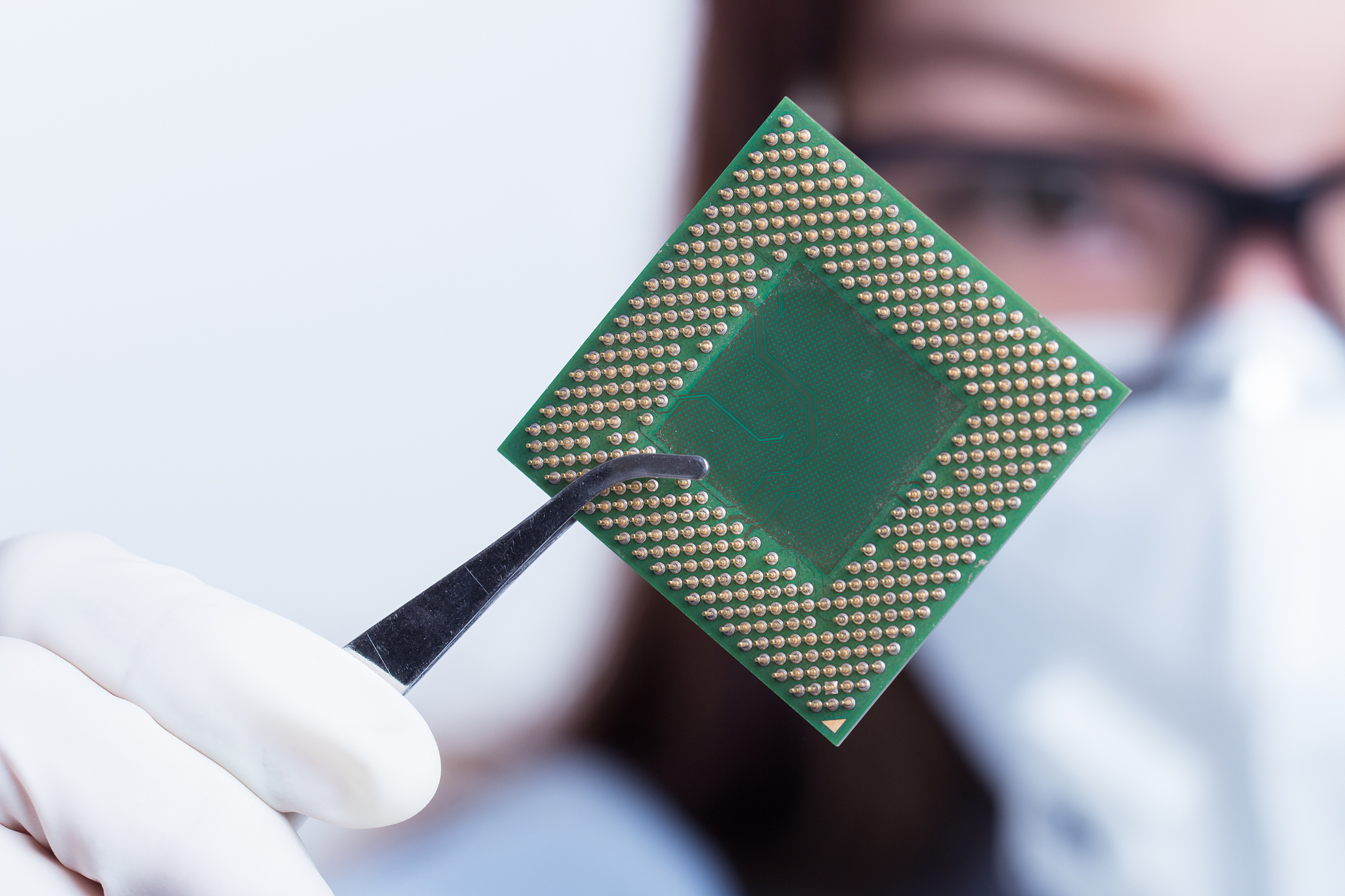 e5 2696v3 与 i7 13700的区别