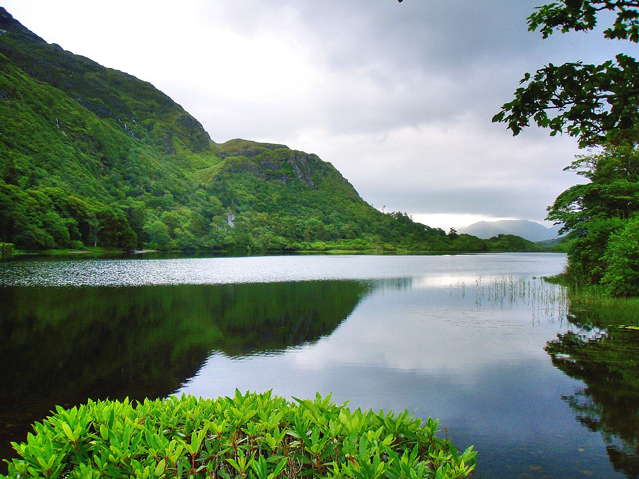 云山水色逸万壑流泉碧。雪峰巍峨耸翠岭绵延起。溪水潺潺流波光闪烁绿。参差峰峦状层峦秀丽绝。山青色彩鲜瀑布飞流涌。松柏挺秀立云雾缭绕袅。池塘碧波荡荷花水面开。远山连绵起湖水波光摇。山水画中景自然美丽妙。以这首词写一篇文章