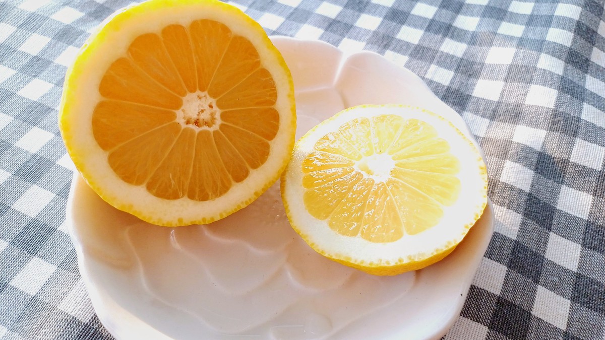 柠檬：酸甜可口的营养水果，功效与用途介绍
