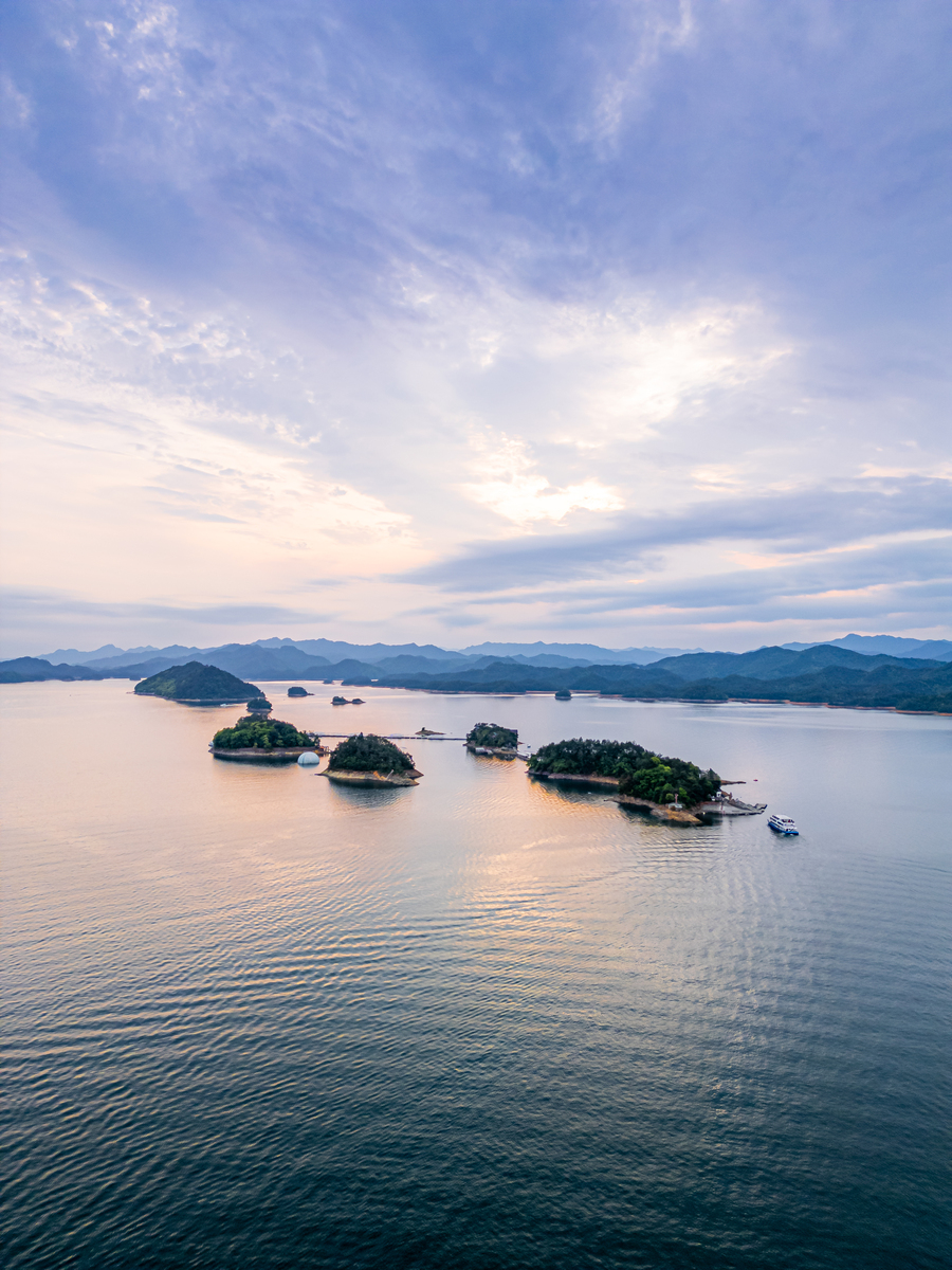 中国浙江省杭州市千岛湖阴天风景