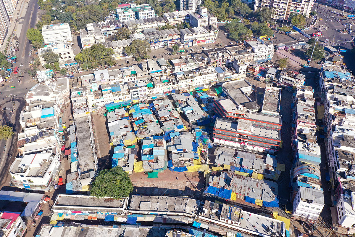 滇南中心城市在实现中存在的问题1城市规划不合理：滇南中心城市的规划存在一些问题如道路交通拥堵、城市建设空间不足等这些问题会影响城市的发展和居民的生活质量。2环境污染严重：滇南中心城市的工业和交通污染较为严重空气质量差、水质差等环境问题也需要得到解决。3人口密集度过高：随着城市的发展人口密集度过高会导致居住条件恶劣、交通拥堵等问题需要采取措施加以缓解。4经济结构单一：滇南中心城市的经济结构以旅游业为