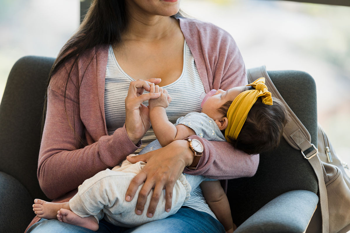 母乳喂养的疼痛与爱: 一幅感人至深的画面