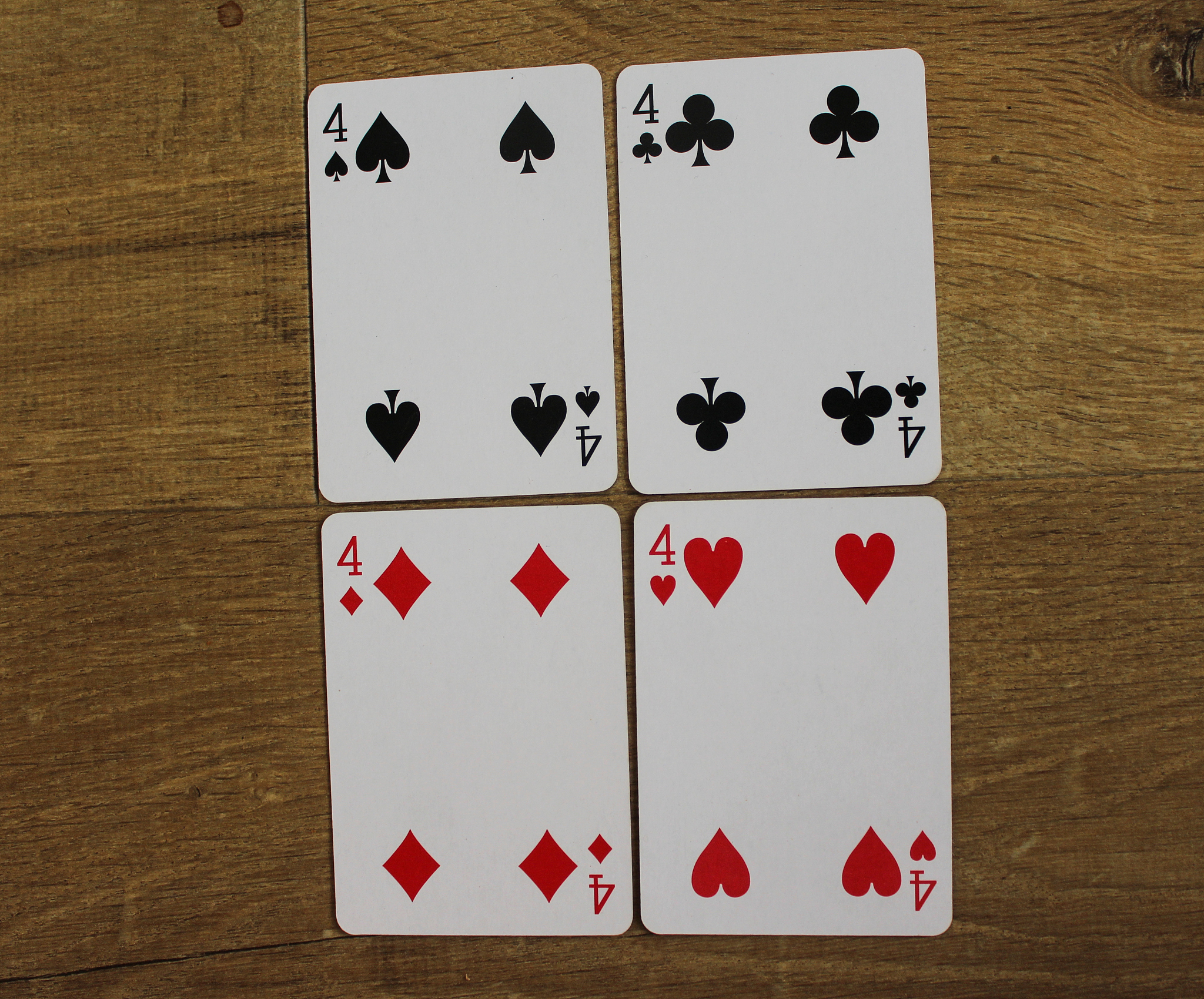 百度上都说扑克中花色排序是 黑桃红桃梅花方块为什么你给我的答案是 黑桃红桃方块梅花