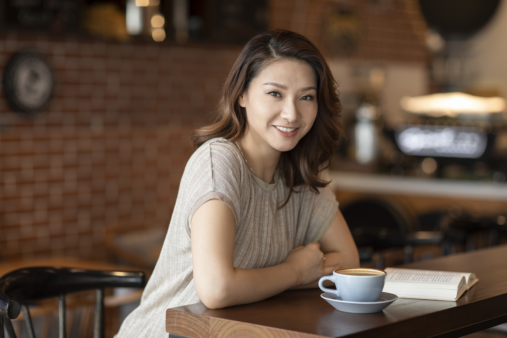 优雅女士在咖啡店喝咖啡