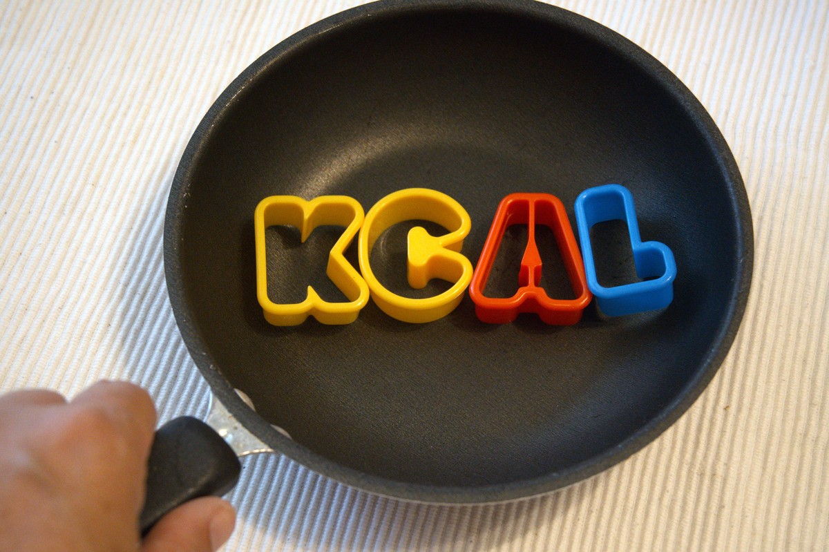 一天三餐吃什么食物能保持在1200卡路里以下以中国人普通人正常的饮食热性水果不能吃海鲜也不能吃高蛋白不能吃燕麦片不能吃。牛奶都不能吃。但是要有米饭详细的饮食方案