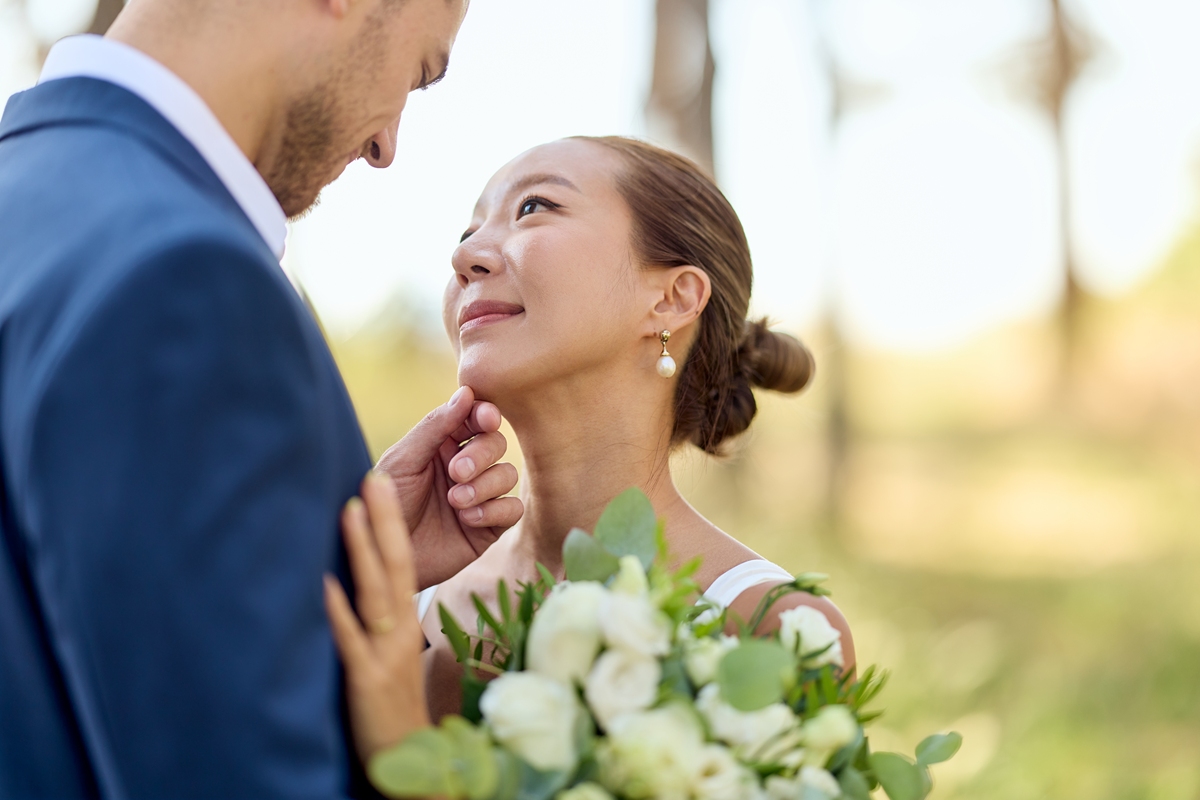 女朋友不让去异性朋友婚礼怎么办？