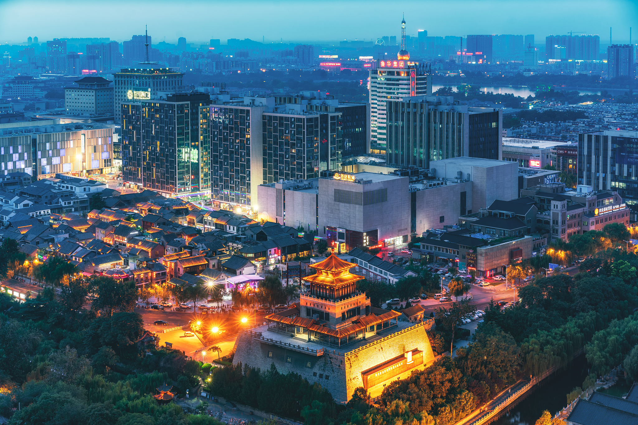 山东济南世茂宽厚里解放阁夜景