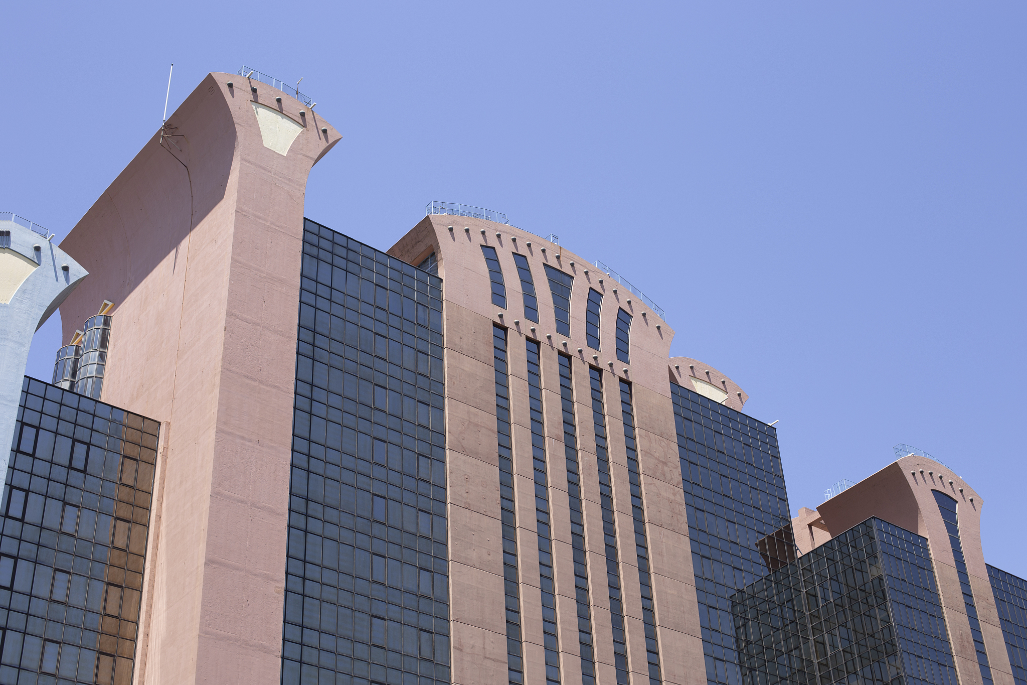 请帮我扩充下面这段话并使其语句通顺：兰州市是甘肃省政治、科研、文化、交通、经济和商贸中心全市总面积130856 km2。区域地质构造发育新构造运动强烈地形地貌复杂山峰高耸坡度陡峭河流纵横交错黄土广泛分布雨水集中植被稀疏人类活动频繁。斜坡、泥石流等地质灾害十分发育。