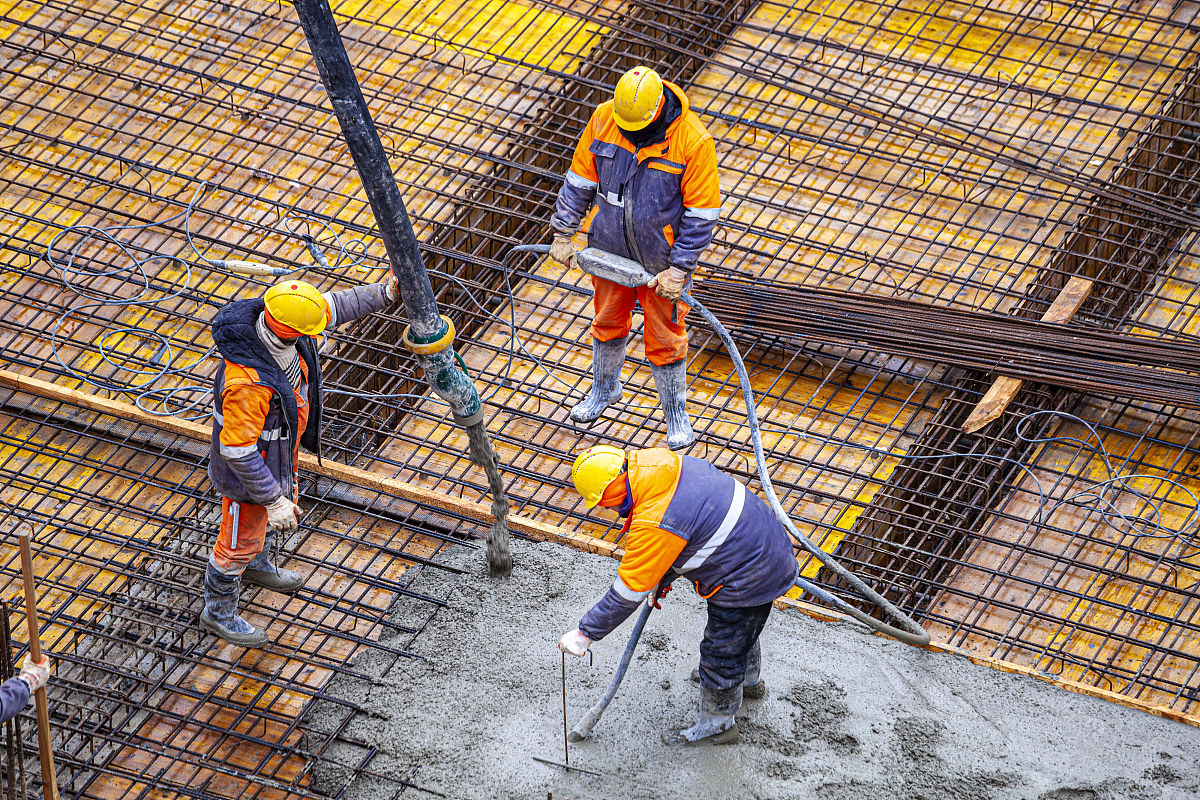 分析影响建筑工程施工质量的工艺因素写成一段话形式。