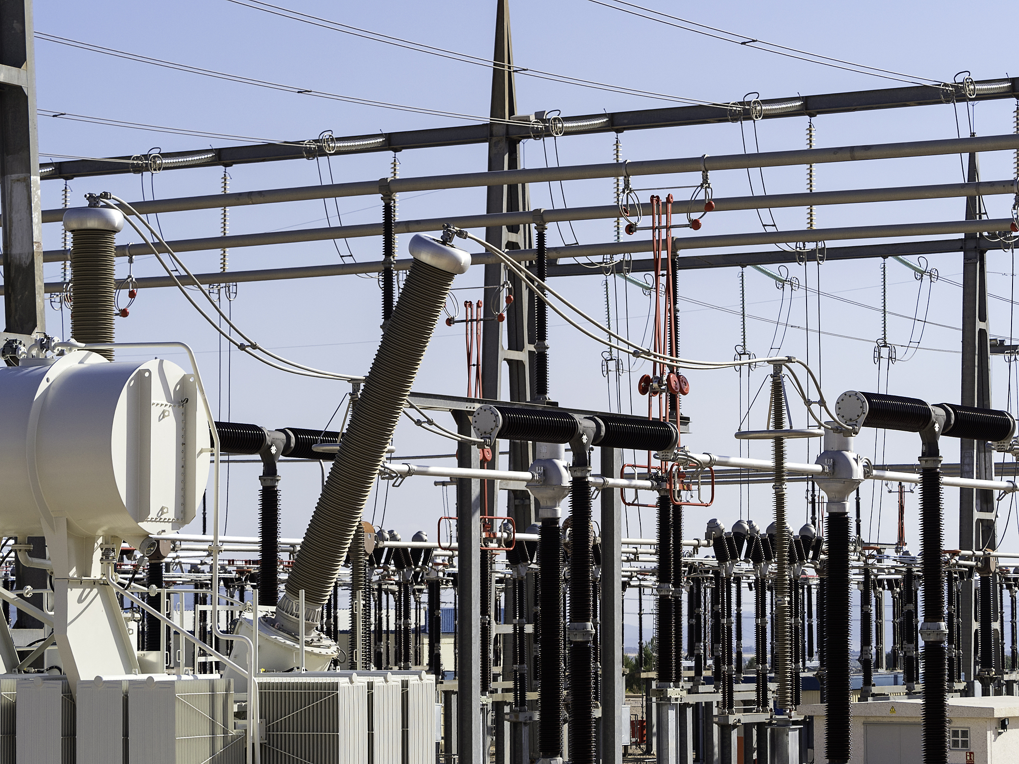 高压设计高压设计是指在电力系统中为了保证电力设备的安全运行和可靠性对高压电气设备进行合理的设计。高压设计的主要任务是通过科学的计算和技术手段使电气设备符合要求的电气、机械和环境性能达到设计寿命并保证设备在运行过程中的安全性和可靠性。高压设计包括以下几个方面：1 设备选型和布置：根据设备的功能和工作条件选择合适的设备类型和规格布置适当的位置和间距保证设备的空间充足和操作维护方便。2 电磁设计：进行电