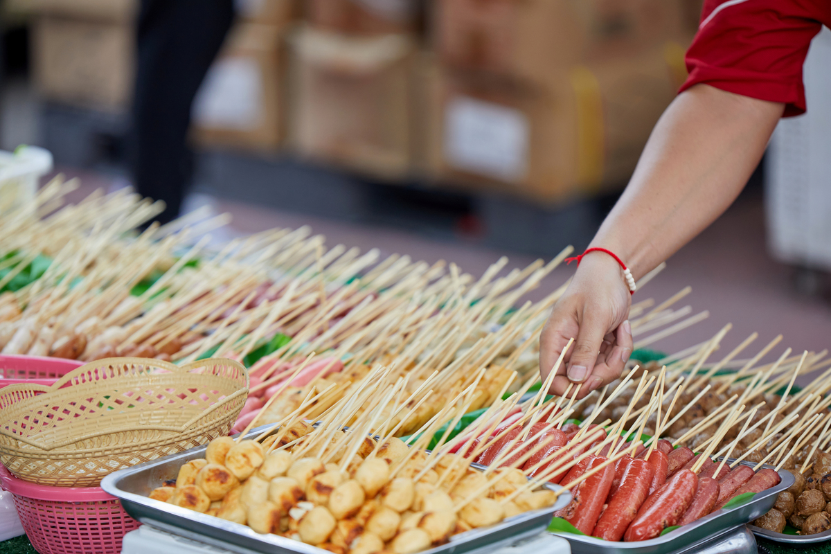 美味烤肉串：小摊点上的美味体验