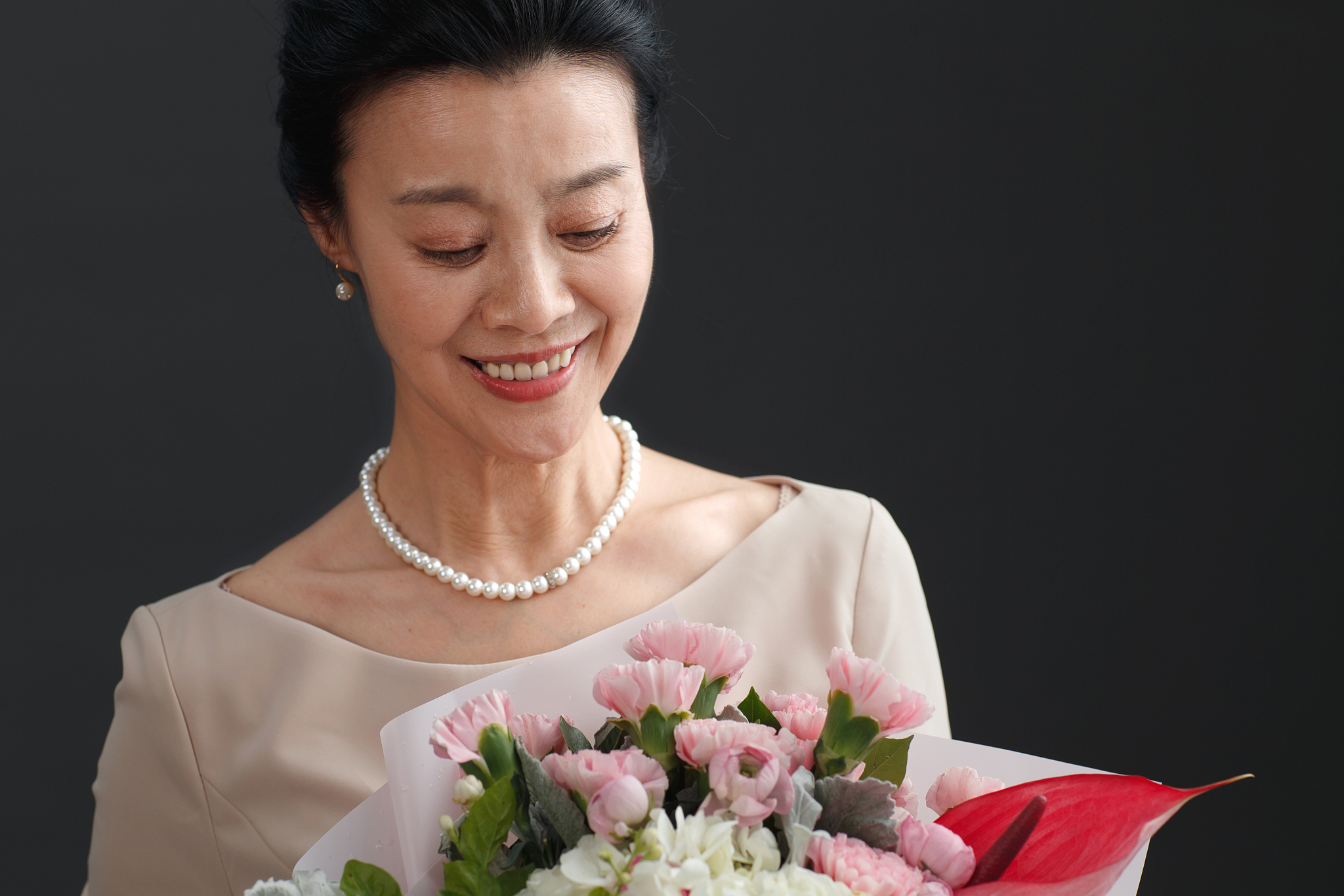手拿鲜花的优雅女士