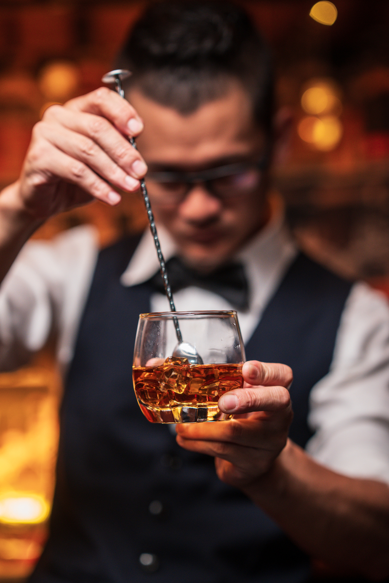 男人爱喝酒的原因及影响：正面与负面分析
