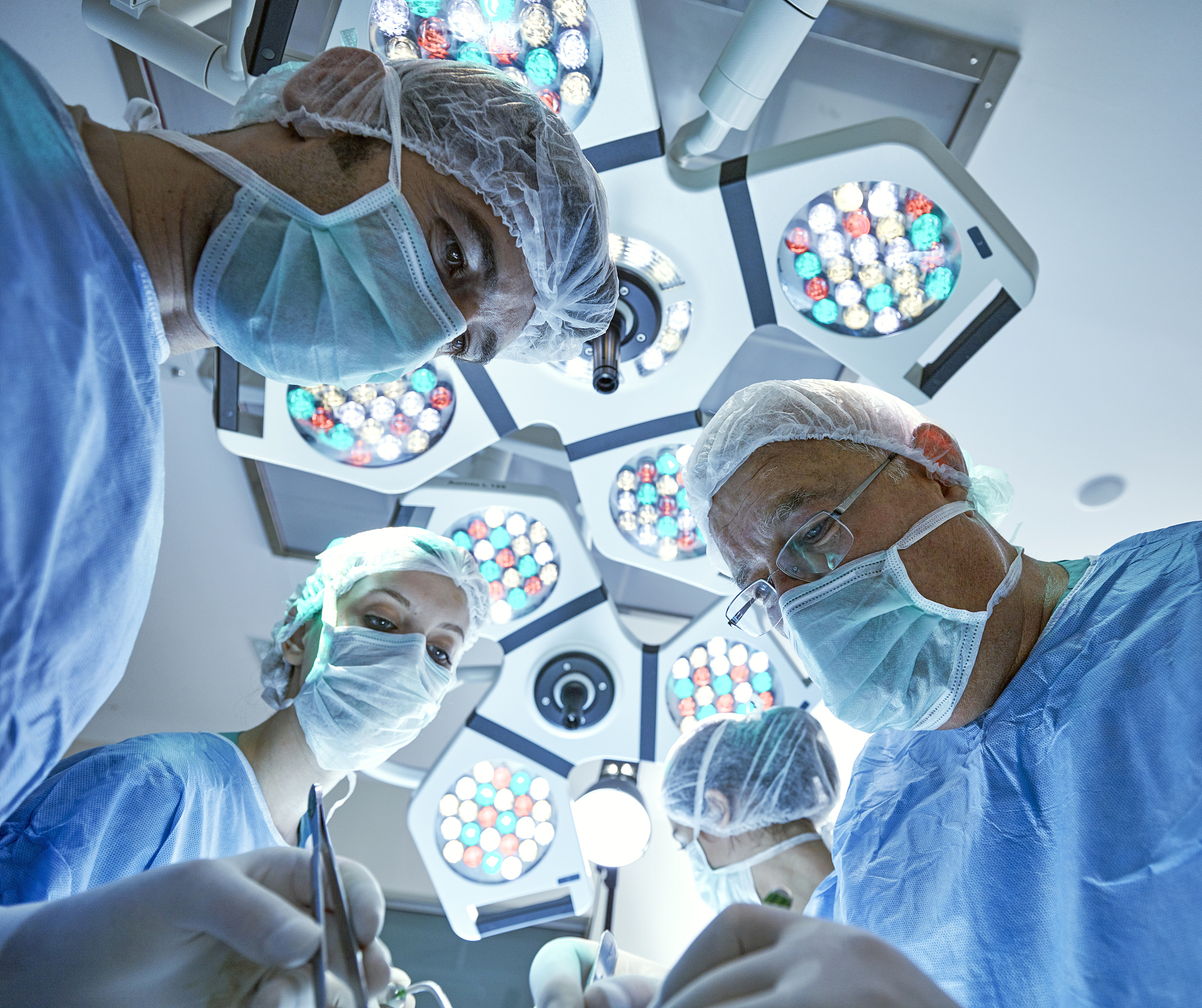 PPT主题是守护生命共同成长关于手术室护士的。