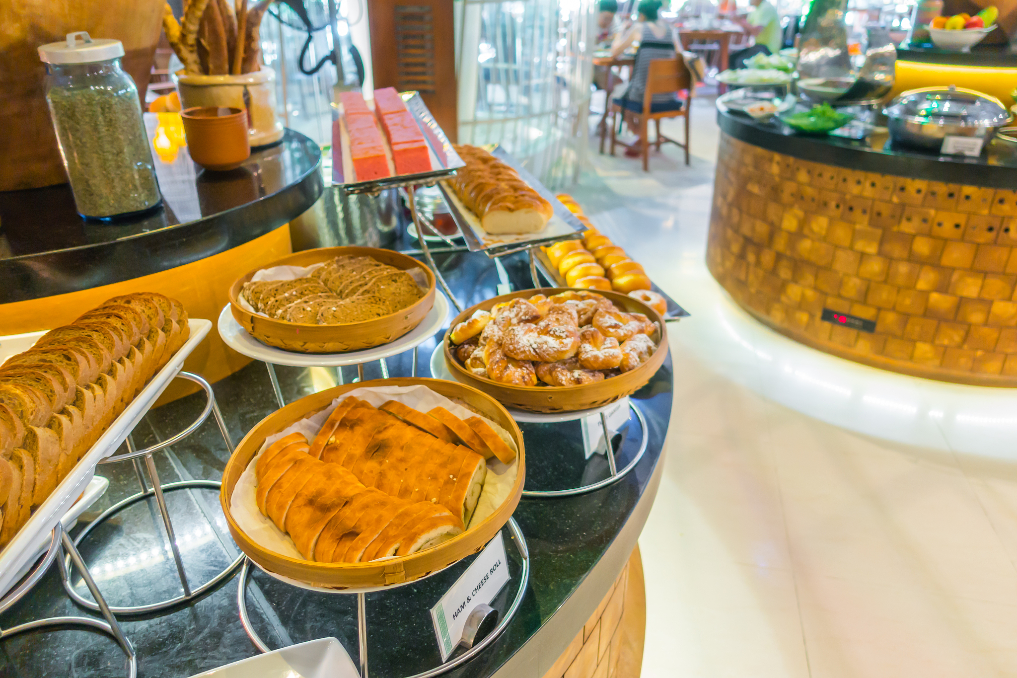 西双版纳世纪金源大饭店自助早餐现状分析：五星级酒店的机遇与挑战