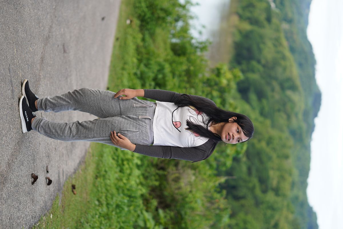 模仿女大学生4人间寝室的日常对话：要求围绕周末出游主题