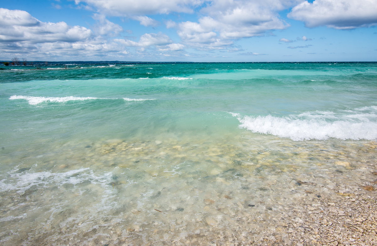 改写这一段在夜幕降临的时候一片宁静的沙滩映入眼帘。月光洒落在沙滩上映照出一片银色的海滩。在这片银色的海滩上有一条鲜花铺成的小路小路两旁是各种五颜六色的鲜花散发着淡淡的花香。月亮皎洁明亮照亮了整个夜晚让这片沙滩更加迷人动人。沙滩的海浪拍打着海岸线发出阵阵悠扬的声音如同一首美妙的乐曲让人感到无比的宁静和舒适。