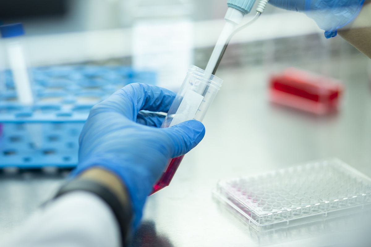 润色一下 医院回应称如果说是医院的漏洞产生这个结果必须同时满足两个条件：一是取卵受精时混入其他男性精液二是移植了两枚胚胎。但从医院的流程管理、医疗记录以及核实自查情况来看两个环节均不存在差错。院方称将积极保持沟通并坚持通过司法途径解决问题。