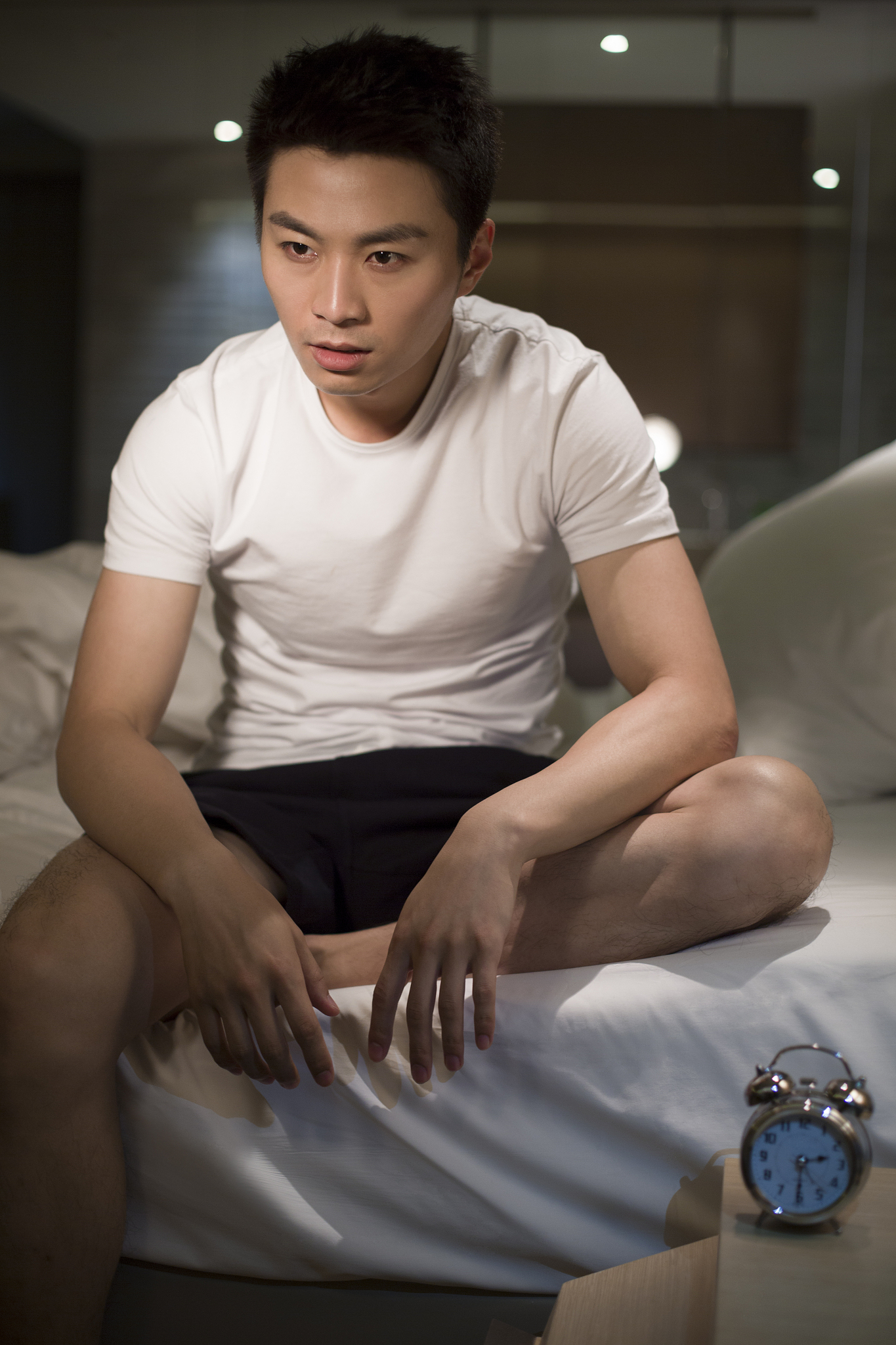 年轻男子深夜失眠
