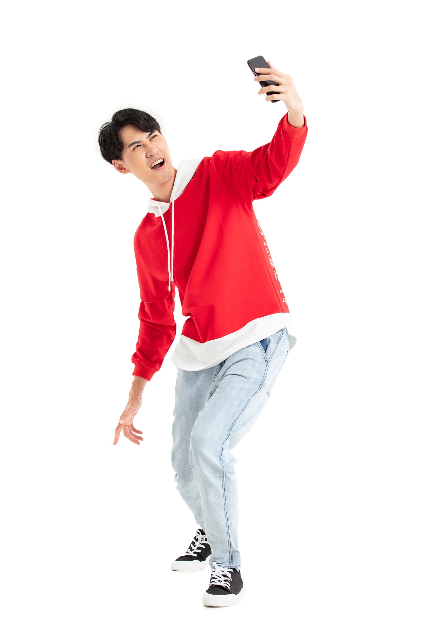穿红色卫衣的年轻男生