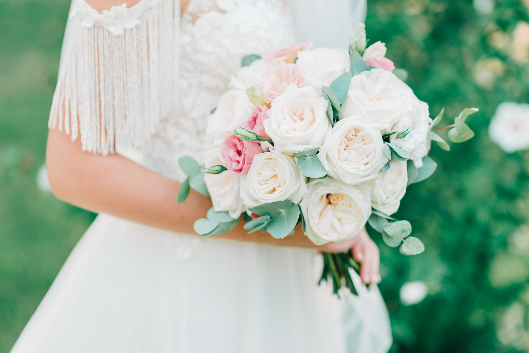 除了帮助鲜花店更好地管理和销售鲜花鲜花销售系统还可以为消费者提供以下优势：1 在线浏览和购买鲜花方便快捷。2 提供多种支付方式包括支付宝、微信、银行卡等方便消费者选择。3 提供多种配送方式包括快递、同城配送等方便消费者选择。4 提供鲜花的详细信息包括鲜花种类、价格、产地、花语等方便消费者选择。5 提供用户评价和推荐方便消费者了解商品质量和口碑。总之鲜花销售系统的设计既可以帮助鲜花店更好地管理和销售