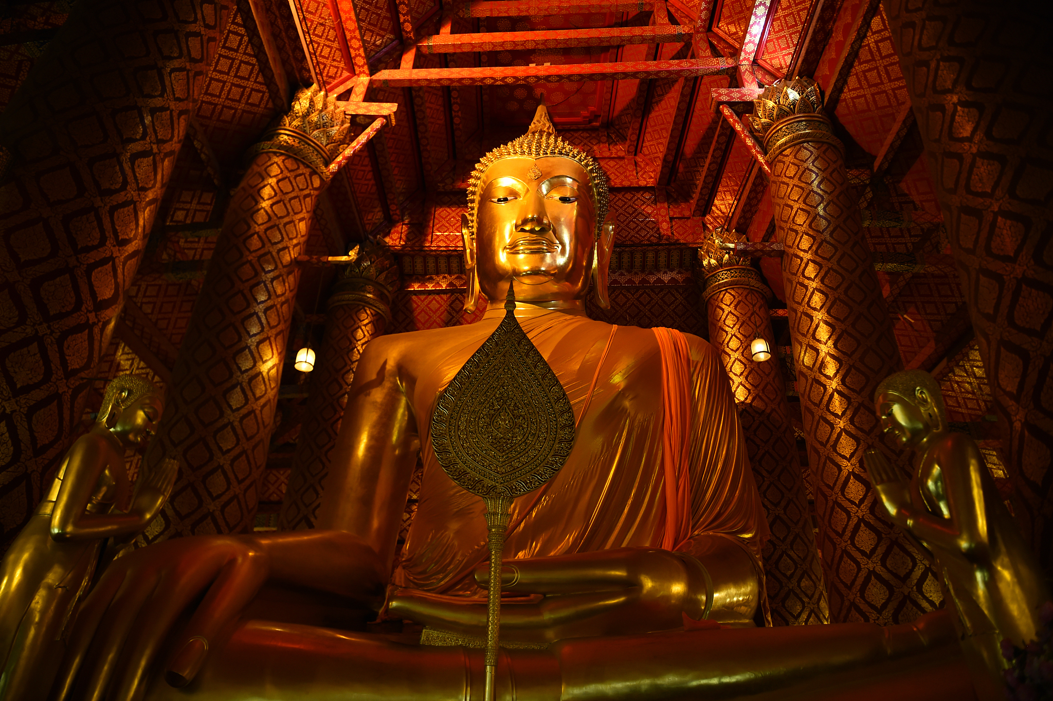 golden buddha statue