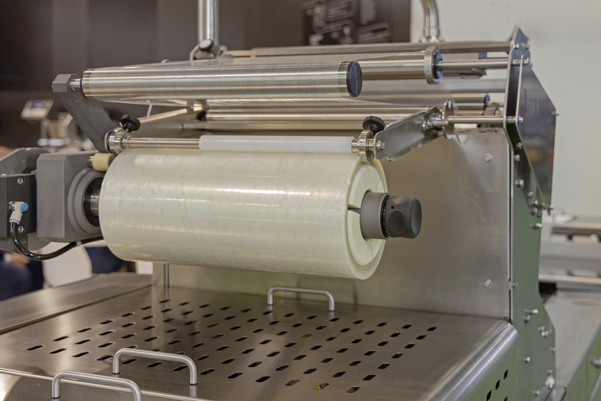 请修正Soybean meal is weighed before being fed into the filling machine and then it is packed in the woven bags and becomes a finished product If soybean hulls are added they will be included in the tota