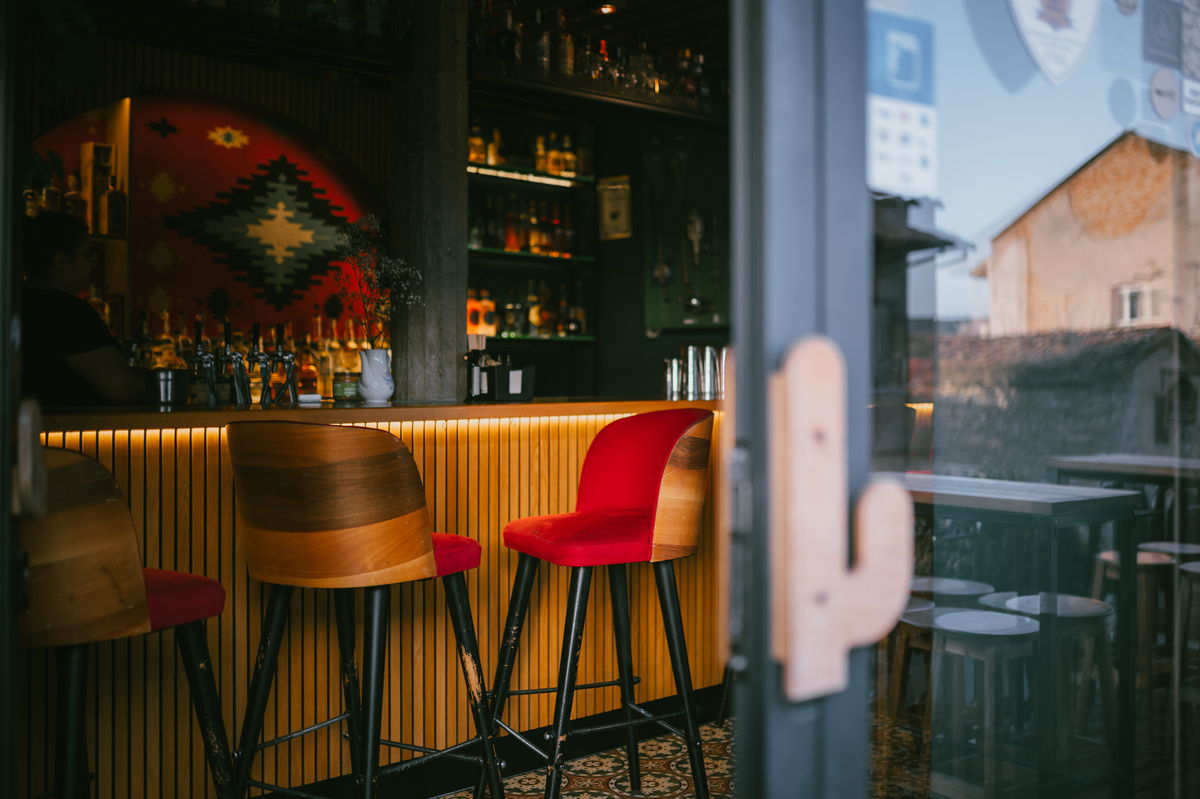 给我起一个咖啡酒馆的名字跟放松远离逃避有关不一定要有咖啡或者酒吧两个名字在