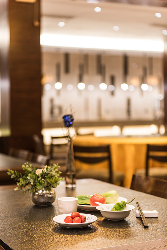 酒店包间等候客人：优雅的用餐体验