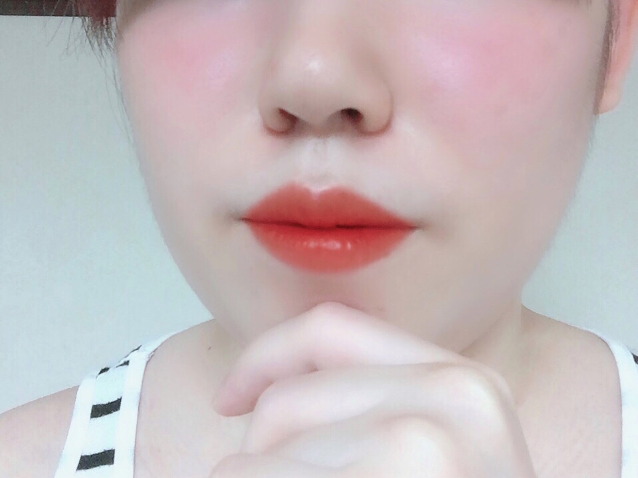 如何修正因为眉毛刘海频繁摩擦而导致脱妆的唇部妆容？需要用到自动唇线笔吗？