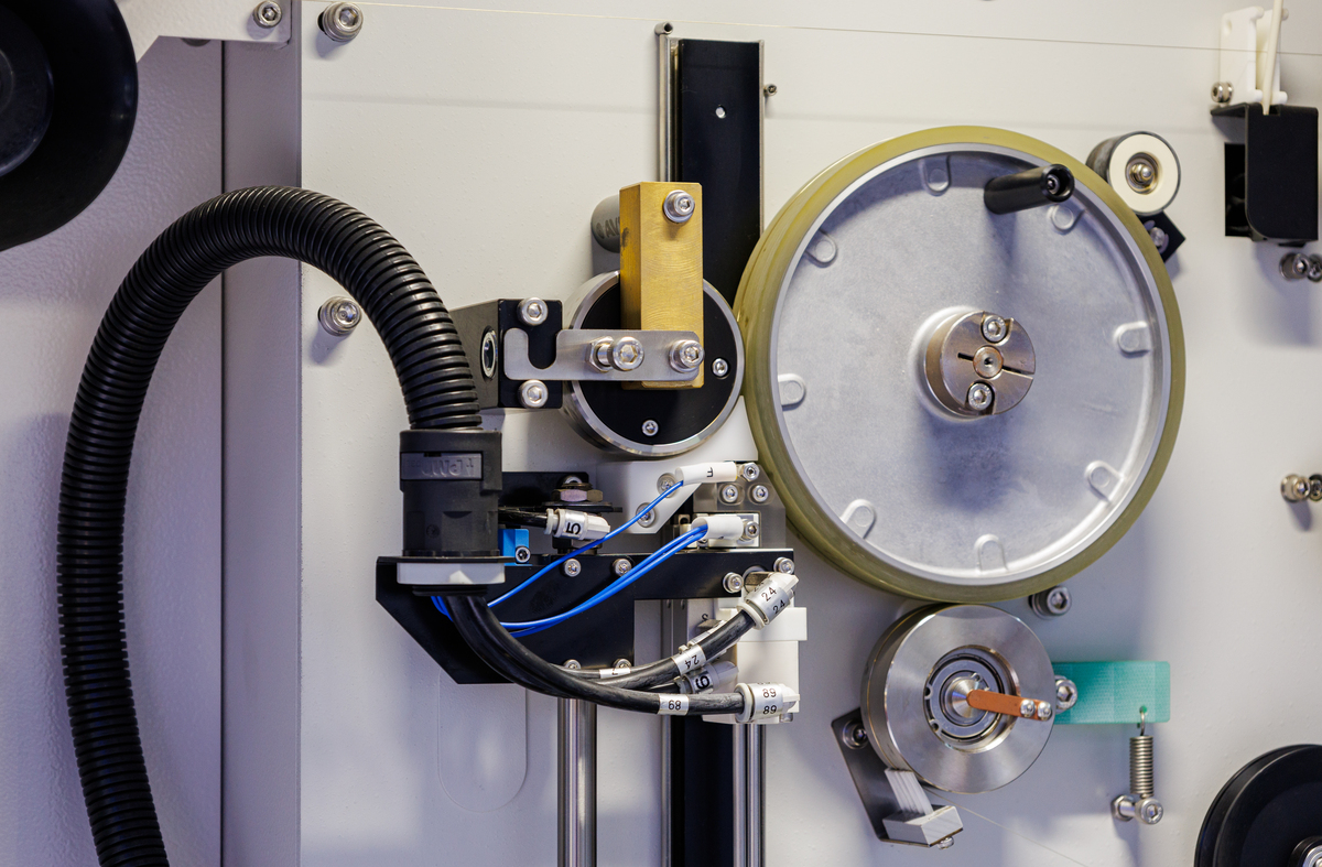 对论文《多振动传感器动静一体化自动校准装置设计研究》从论文是否有创新或重要应用意义、是否有充足的实验或分析支持文章的结论、文字叙述是否清楚简洁、参考文献 引用准确完整、有无学术道德问题等角度 进行综合评议不少于150字