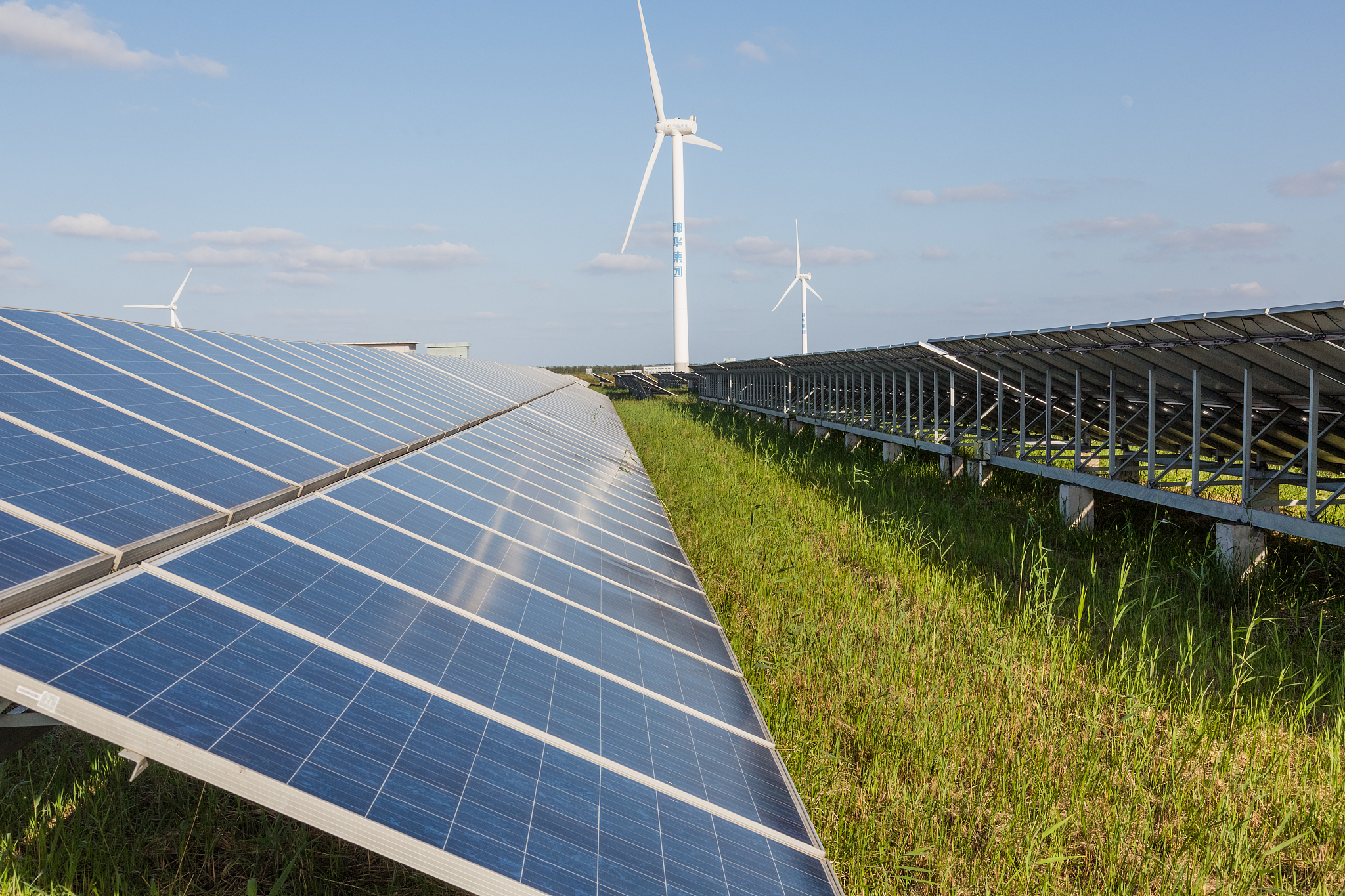 请翻译风电、太阳能发电总装机容量将达到40亿千瓦以上