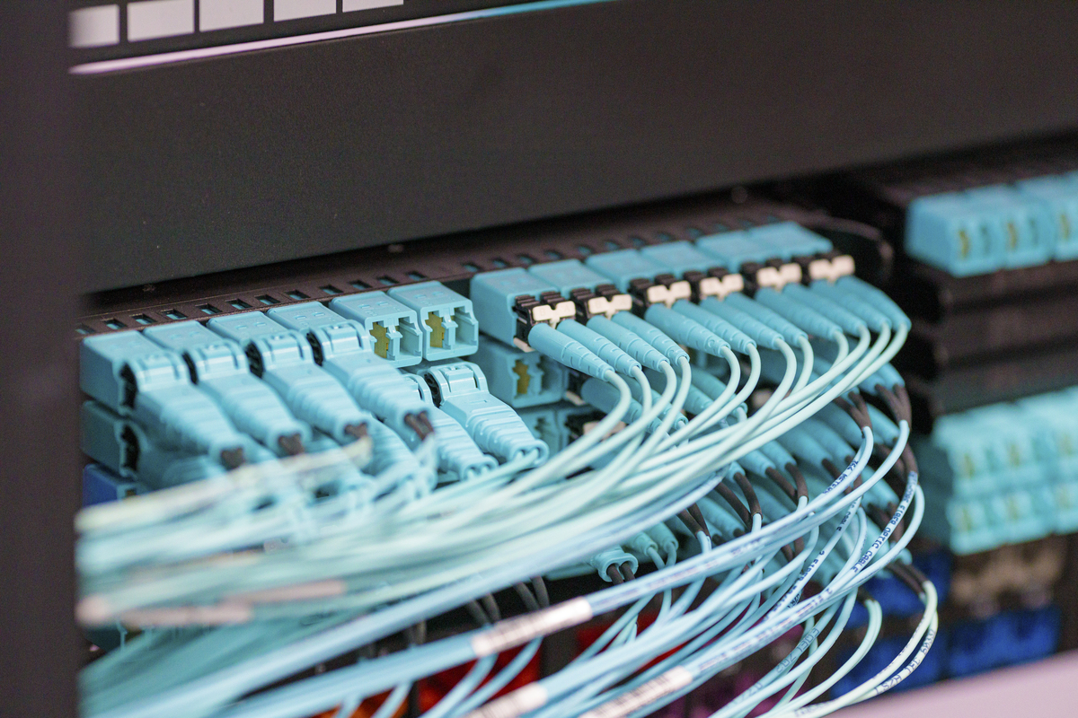 网络布线方案：光纤主干，五类线分支，安全可靠