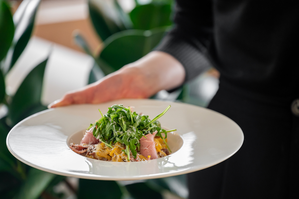 食物怎么烹饪怎么摆盘？直播间物品递送有什么注意事项？