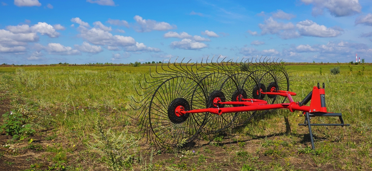 详细说明下面这段话：本次设计的针对沙漠的新型植树机器人主要由以下 6个系统组成：动力系统、行走系统、储水系统、液压系统、储苗系统、埋土系统。各个系统的集成可实现自动植树的一体化作业可以自动化的来完成钻坑、种苗、储苗、埋土、浇水功能。各个部分的结构及工作原理如下：