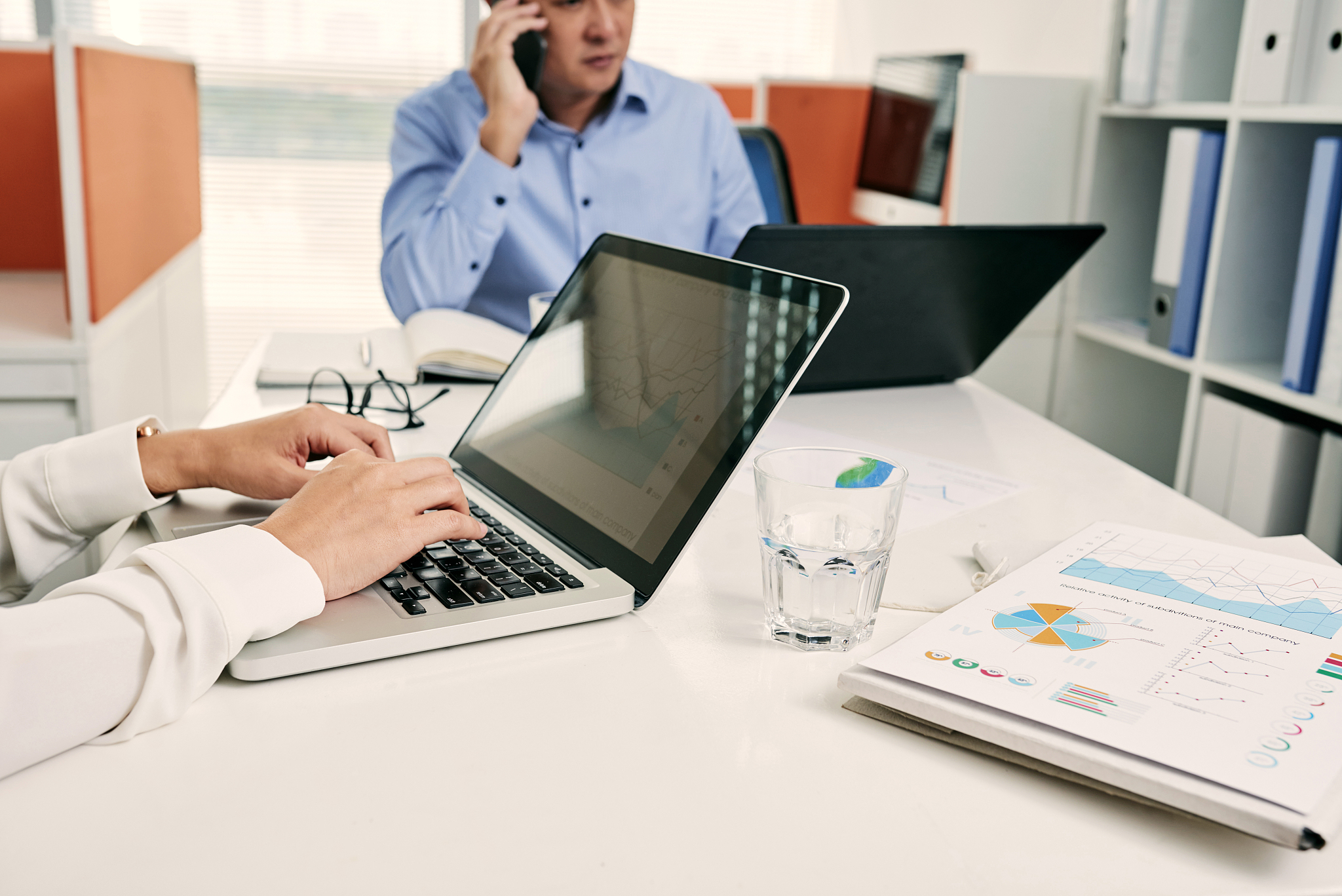 忙碌的一天：处理邮件、会议和项目