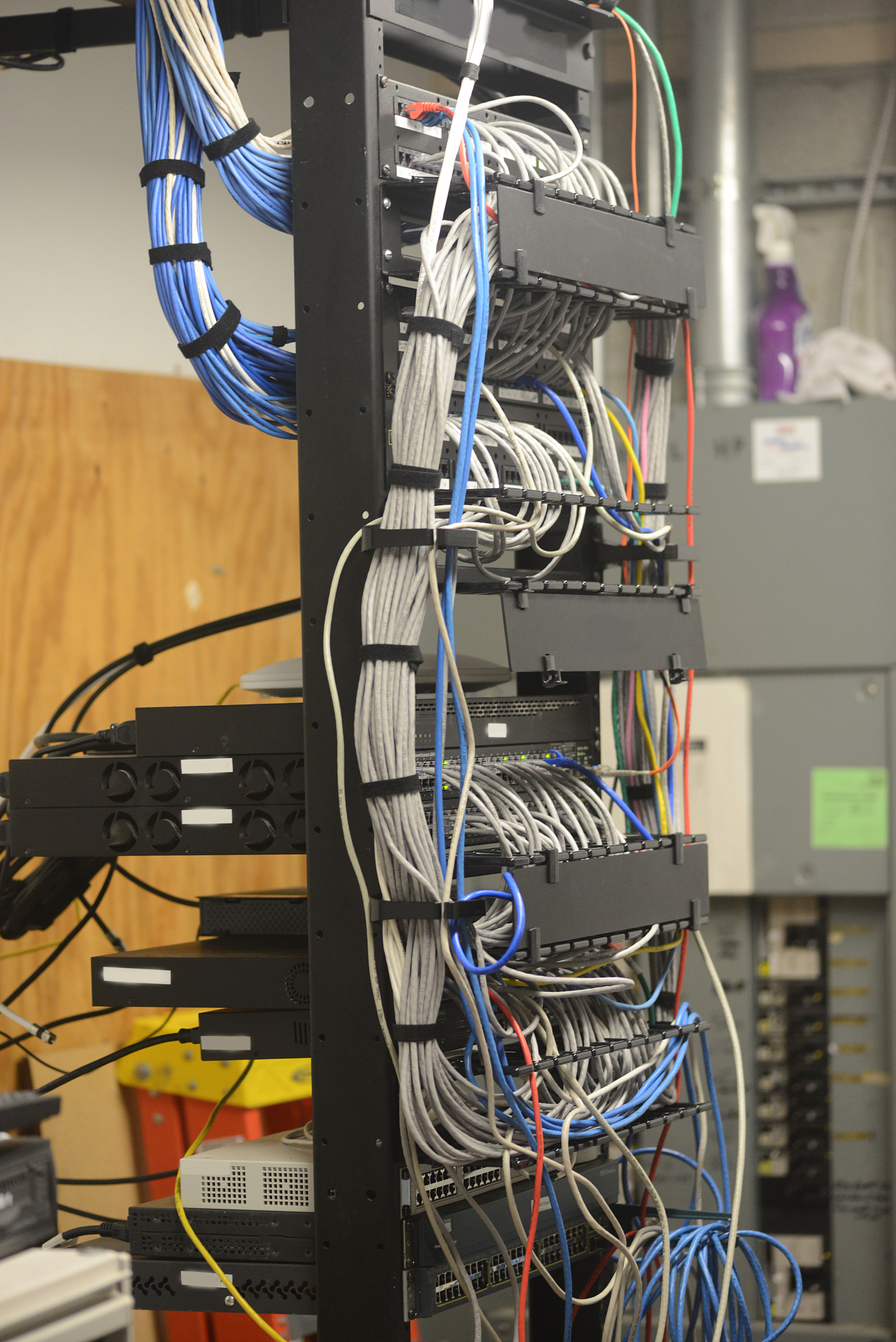 一个小学中心机房应该使用什么样的核心交换机报价多少