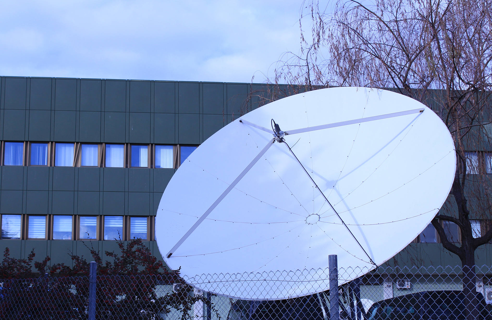 五棱柱各个侧面都有一个天线怎么表达天线发射覆盖面广？