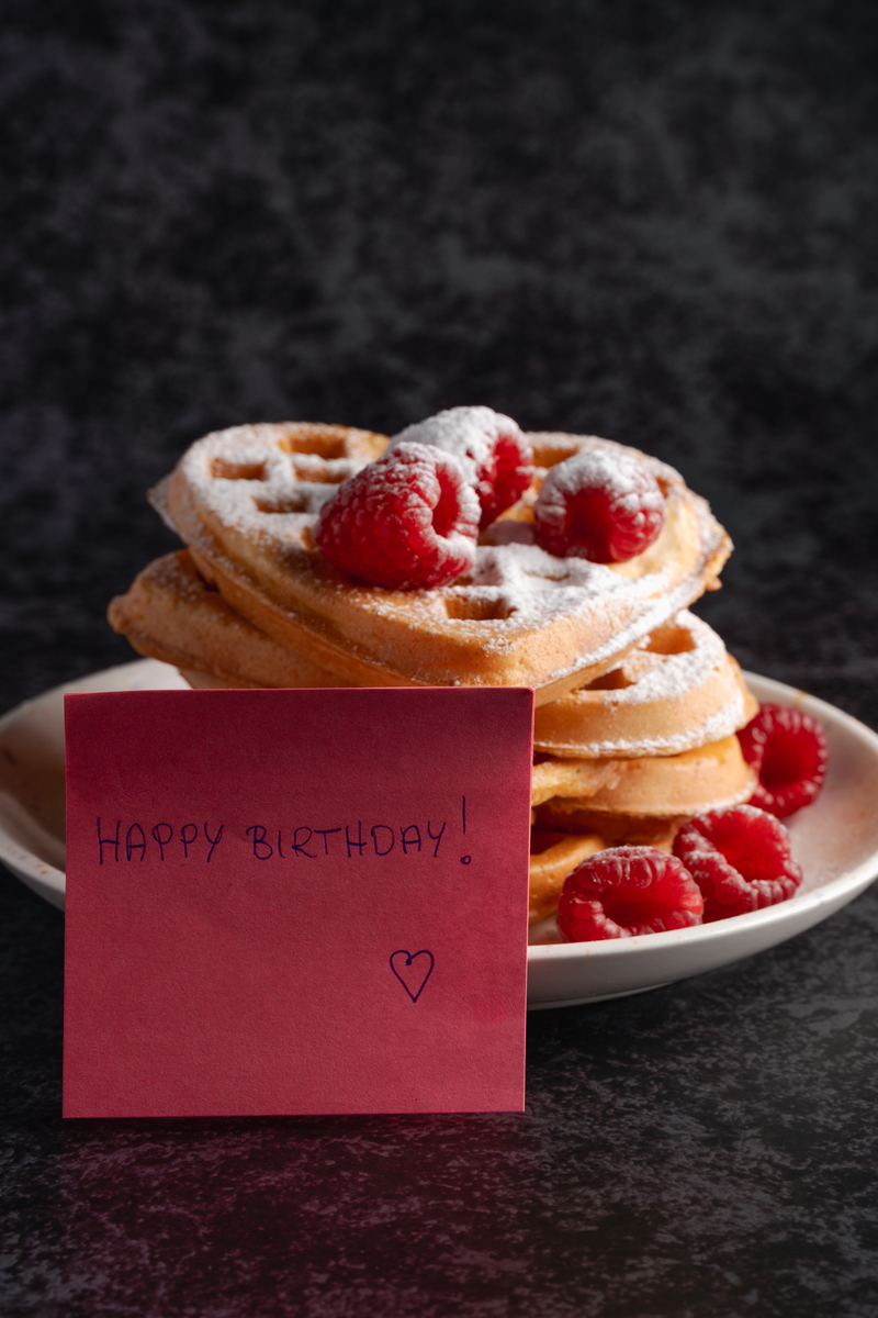 朋友圈怎么不提生日两个字又能说明自己生日