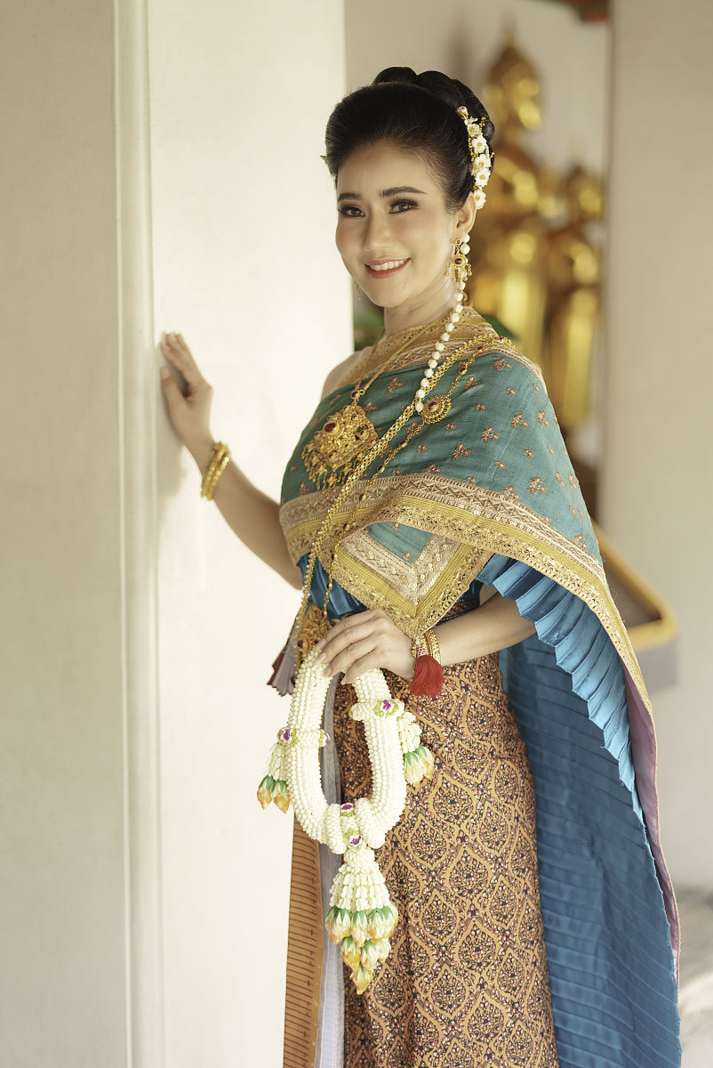 翻译你可以帮我确认个事情吗？ 如果还在出生在泰国我和泰国的代孕妈妈结婚了有泰国的结婚证。这样的情况移民局会让我把孩子顺利带出泰国吗？