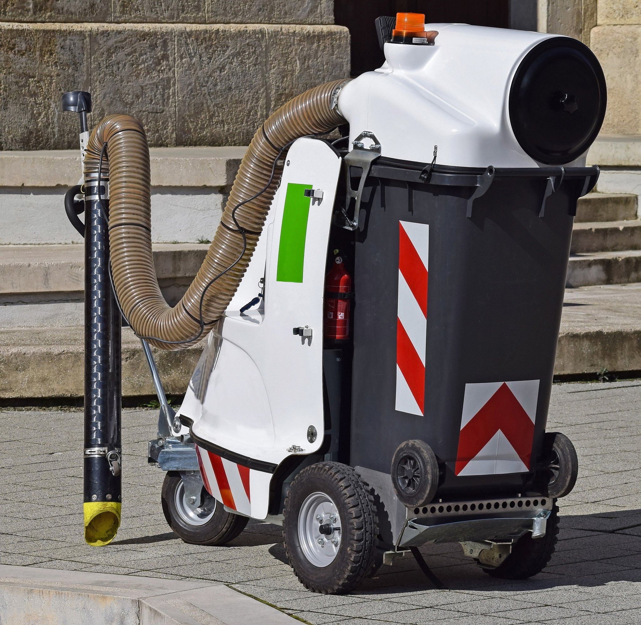 一年级小学生观后感：城市保洁员的辛劳与创新工具