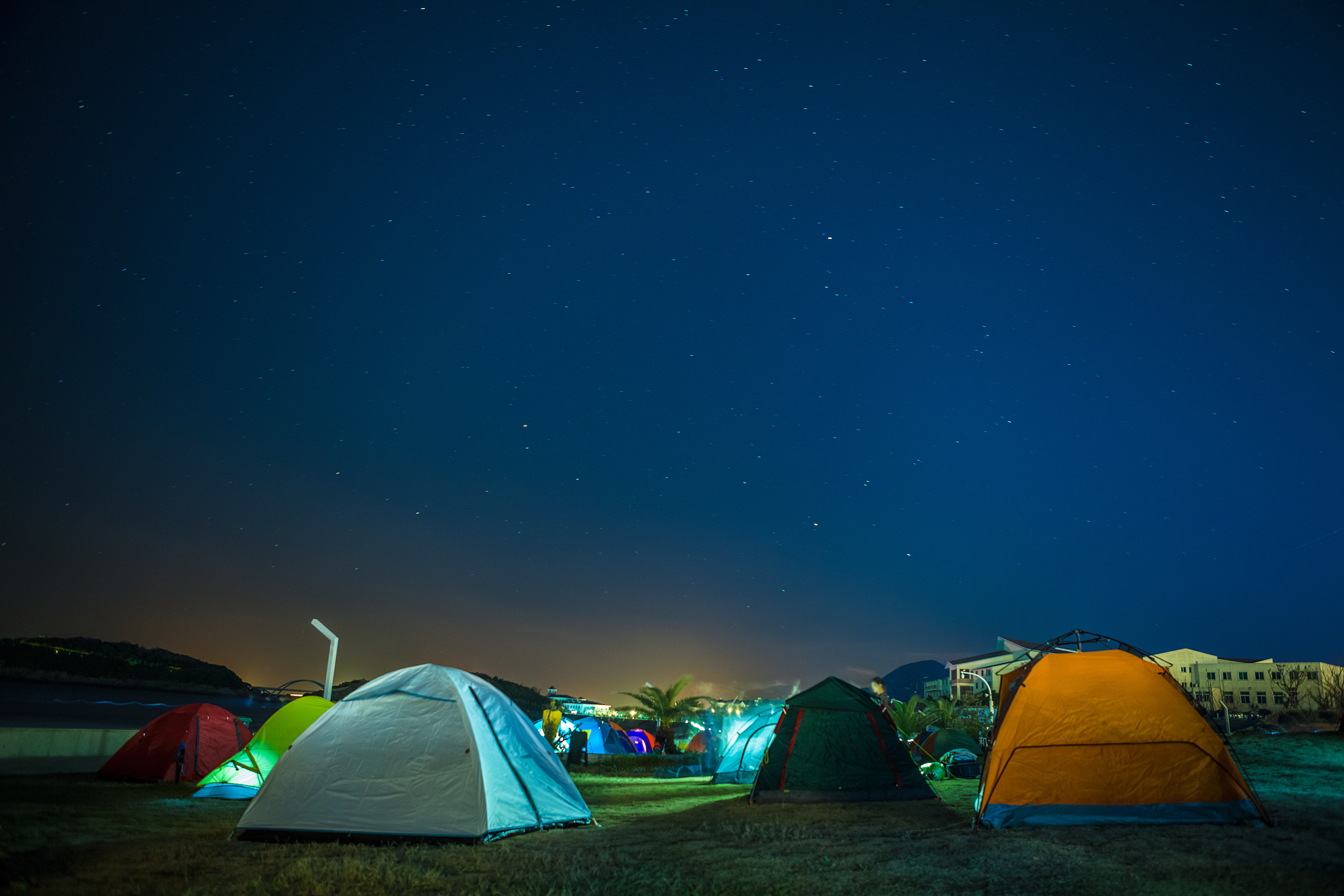 难忘的夏夜：海边露营的惊险与美好