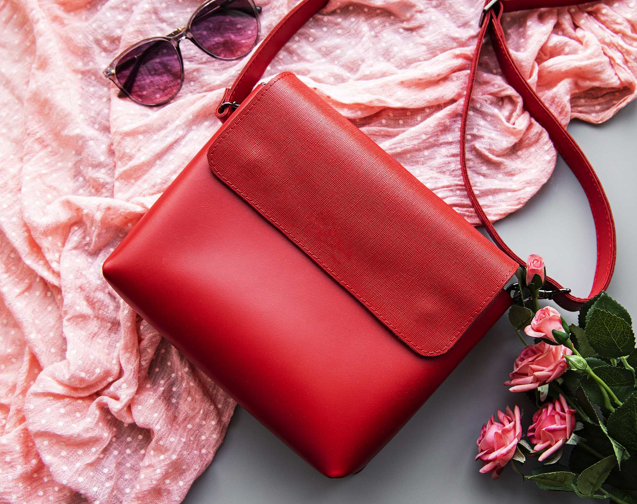 一位亚马逊跨境电商运营 你主要经营的是女士包与女士钱包 现在你要开一个品牌旗舰店的·标题搜索栏怎么设置